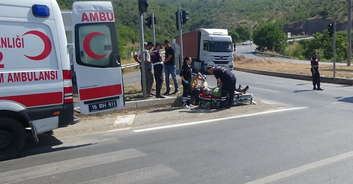 İnegöl'de Otomobil Ile Hafif Ticari Araç Çarpıştı! 1’I Çocuk 3 Yaralı (2)