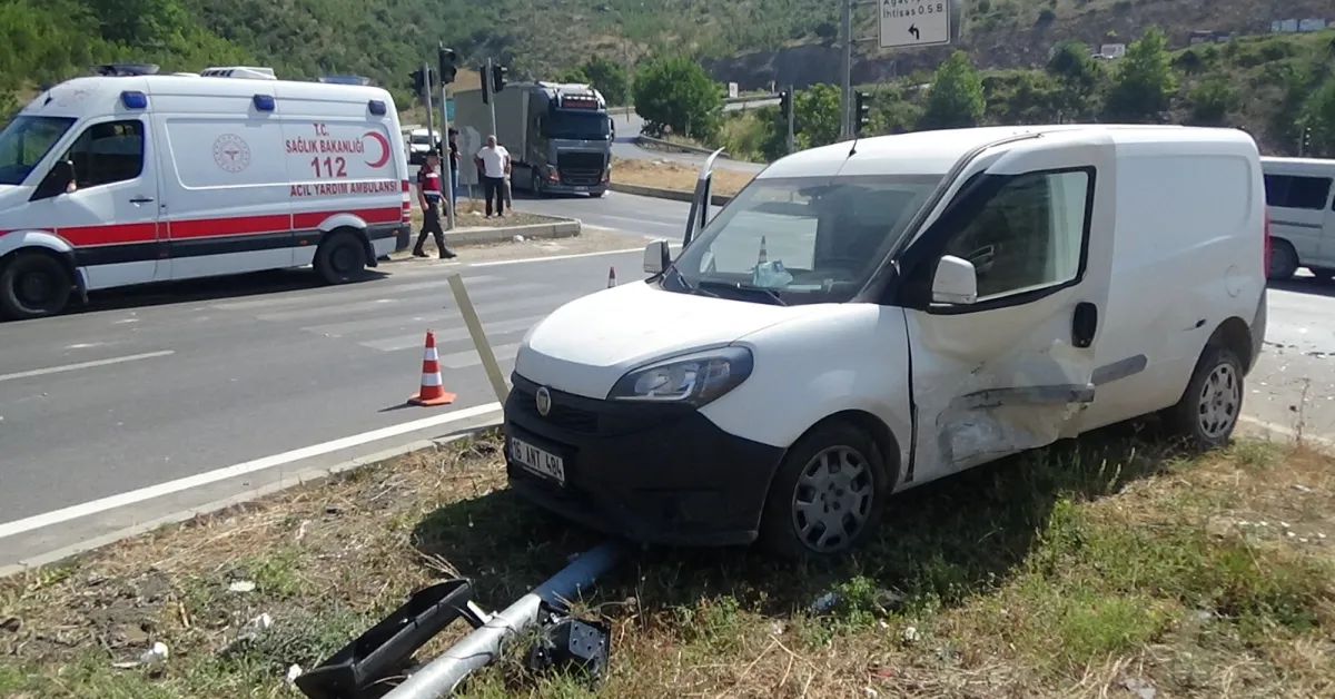 İnegöl'de Otomobil Ile Hafif Ticari Araç Çarpıştı! 1’I Çocuk 3 Yaralı (3)
