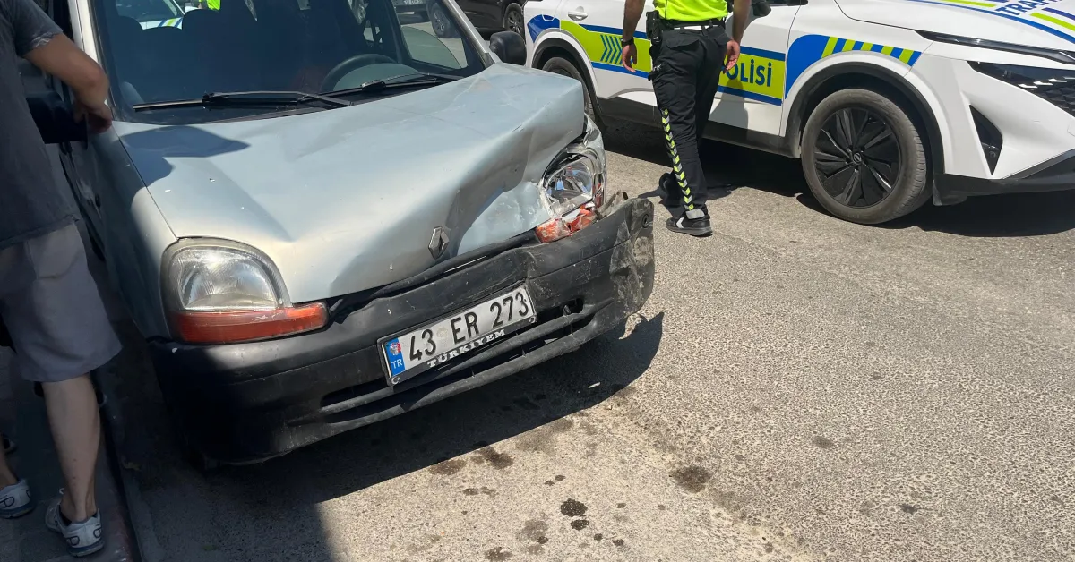 İnegöl’de Otomobiller Çarpıştı 4 Kişi Yaralandı (1)