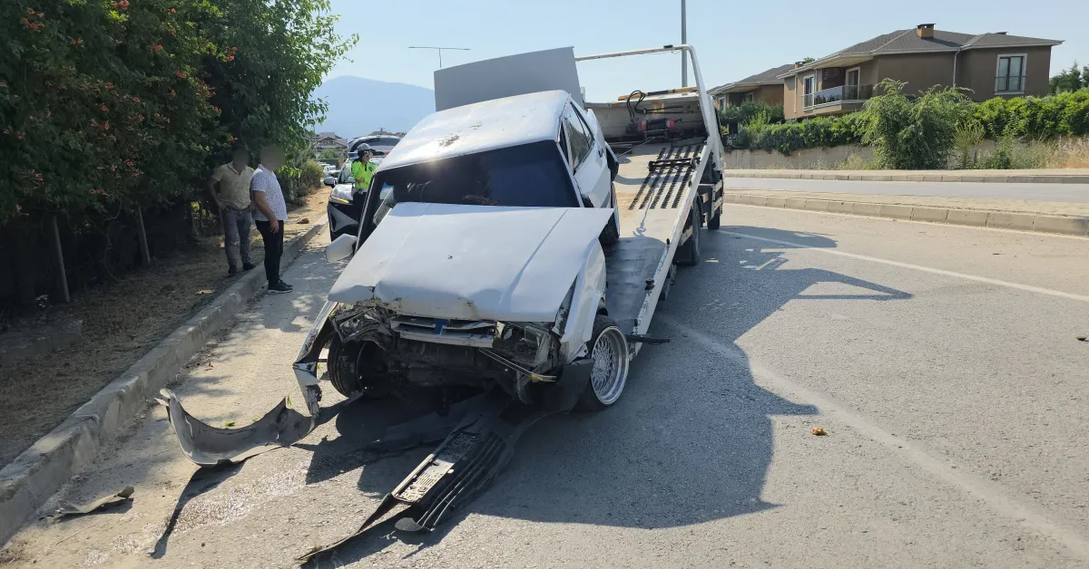 İnegöl'de Yola Düşen Ağaç Kütüğü Kaza Yaptırdı! Yol 10 Dakika Trafiğe Kapandı.. (2)
