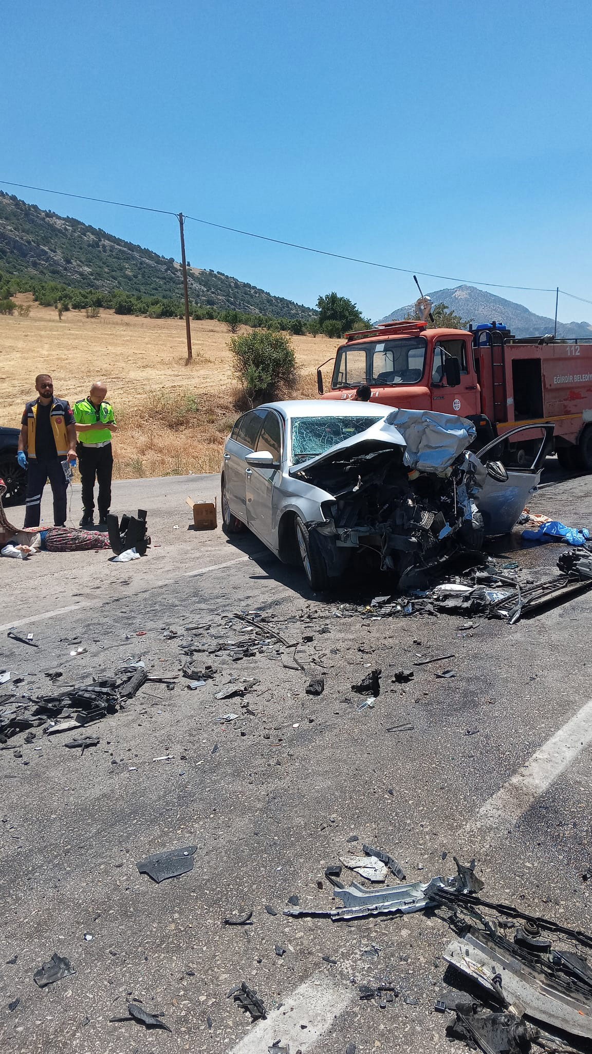 Isparta'da 2 Otomobil Çarpıştı 1 Ölü, 9 Yaralı (1)