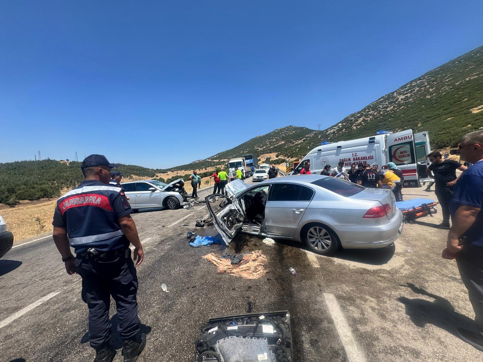 Isparta'da 2 Otomobil Çarpıştı 1 Ölü, 9 Yaralı (3)