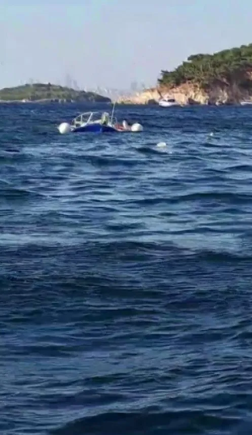 İstanbul'da Motoryat Tekneye Çarptı, 7 Kişi Denize Düştü! (2)
