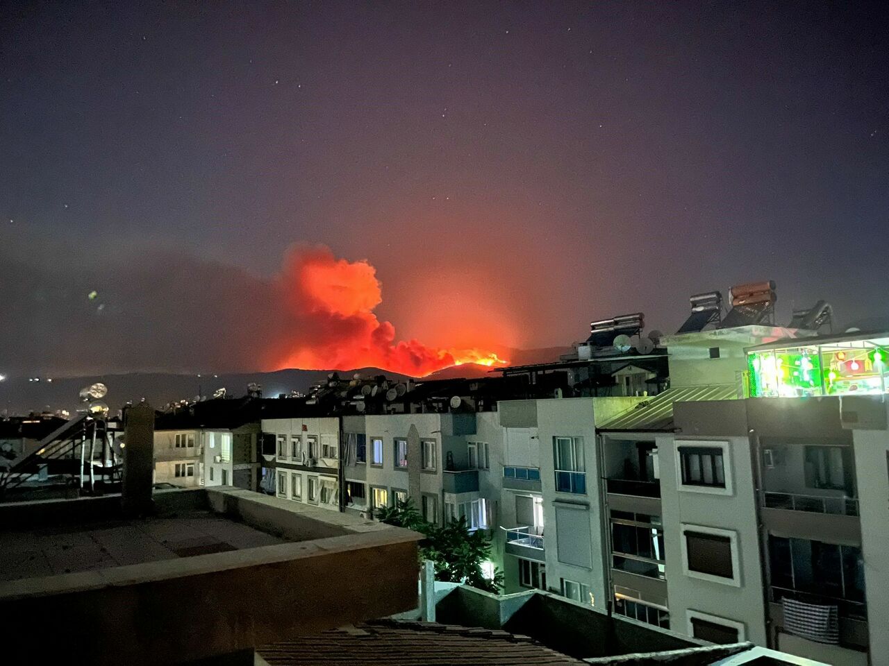 İzmir'de Orman Yangını 3 Kırsal Mahalle Tahliye Edildi (1)