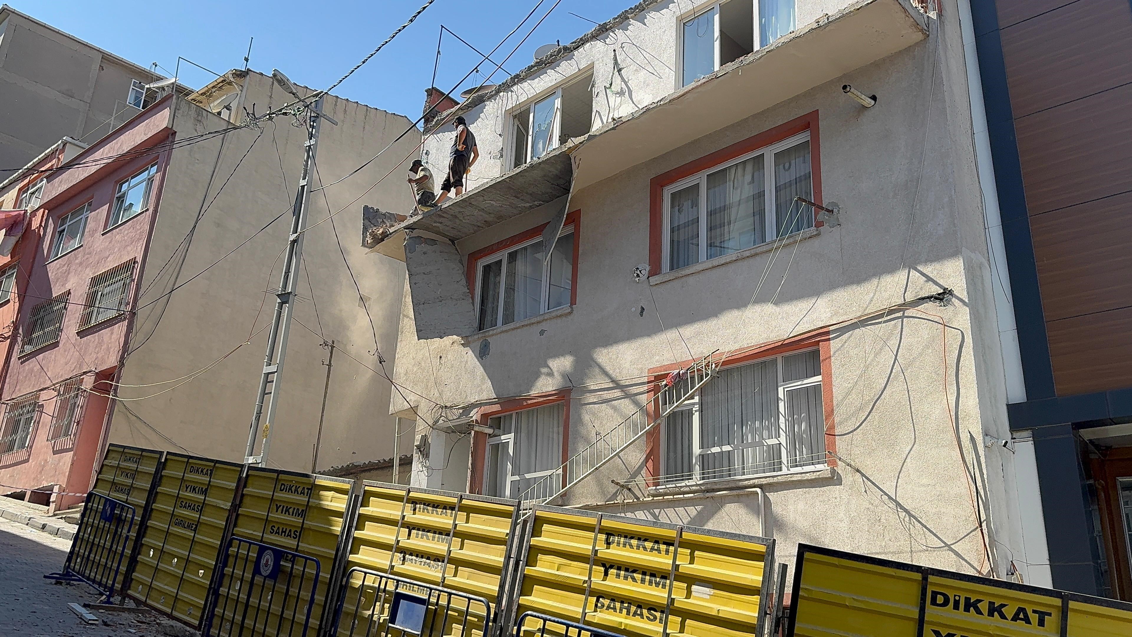 Kağıthane'de Balkon Çöktü, Bina Tedbir Amaçlı Mühürlendi (1)