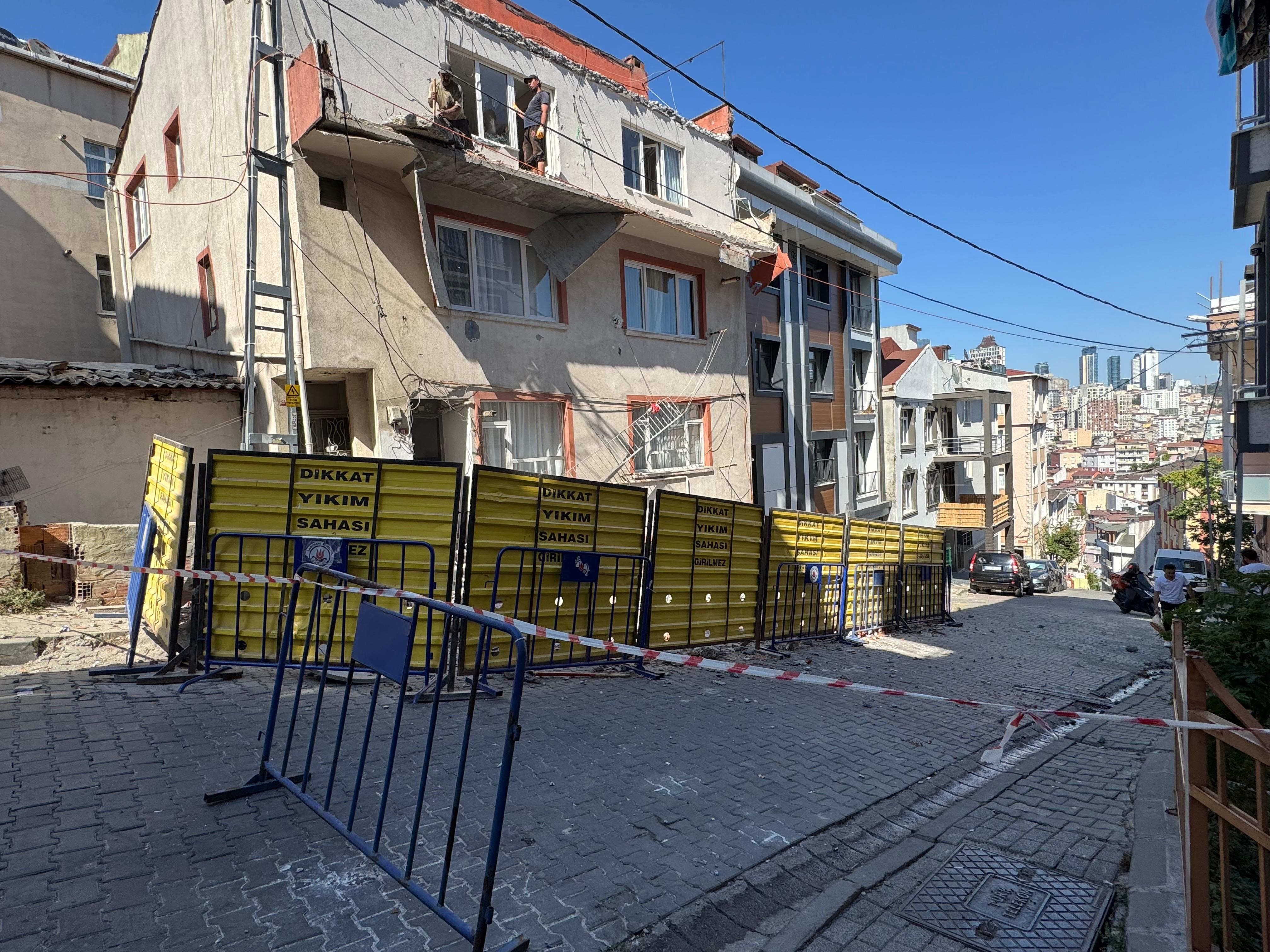 Kağıthane'de Balkon Çöktü, Bina Tedbir Amaçlı Mühürlendi (2)
