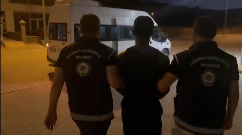 Kamerunlu Göçmen Kaçakçısı Yurt Dışına Çıkarmaya Çalıştığı 11 Kişiyle Yakalandı (2)