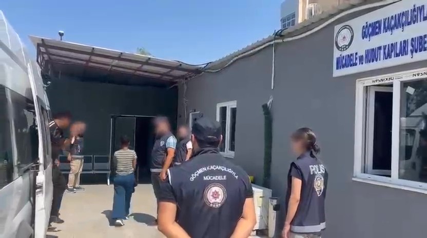Kamerunlu Göçmen Kaçakçısı Yurt Dışına Çıkarmaya Çalıştığı 11 Kişiyle Yakalandı (3)