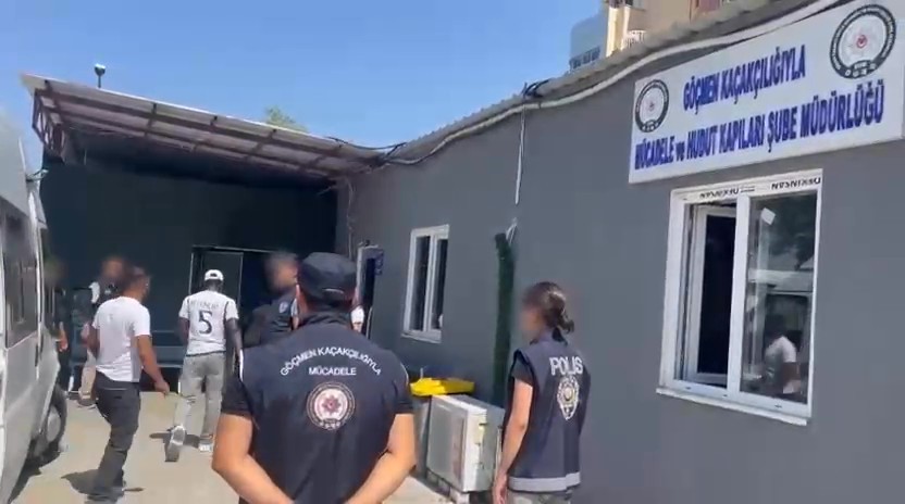 Kamerunlu Göçmen Kaçakçısı Yurt Dışına Çıkarmaya Çalıştığı 11 Kişiyle Yakalandı (4)