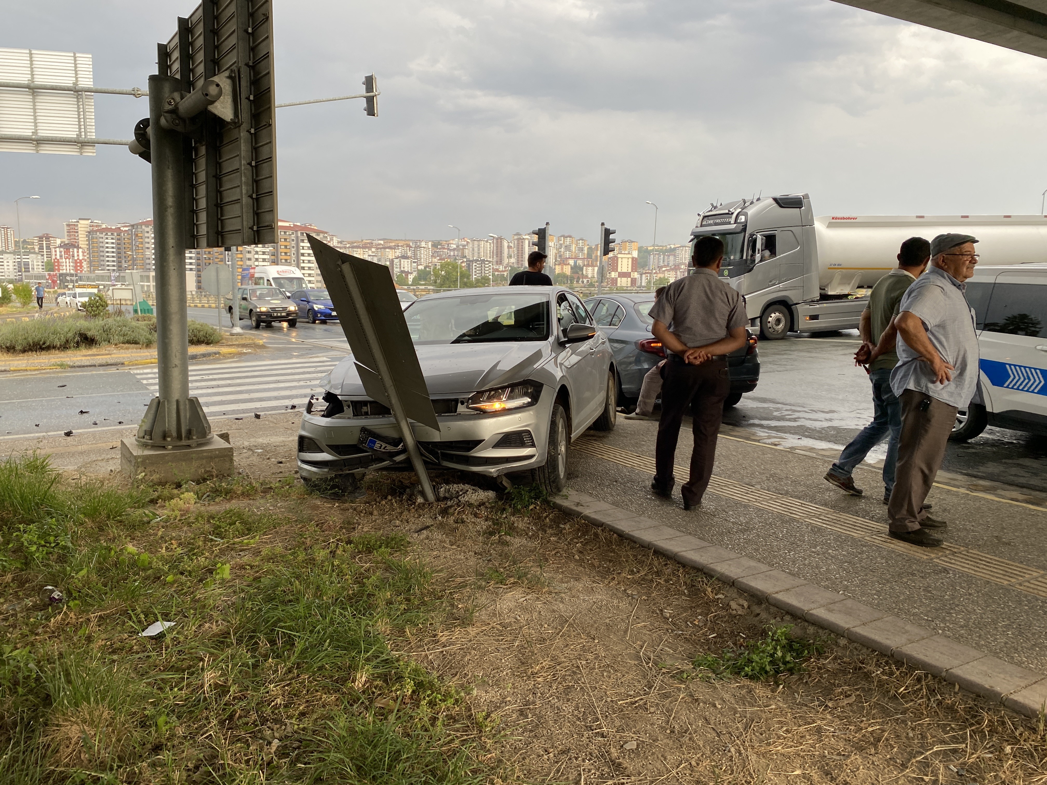 Kastamonu’da Üç Araç Birbirine Girdi 5 Yaralı (4)