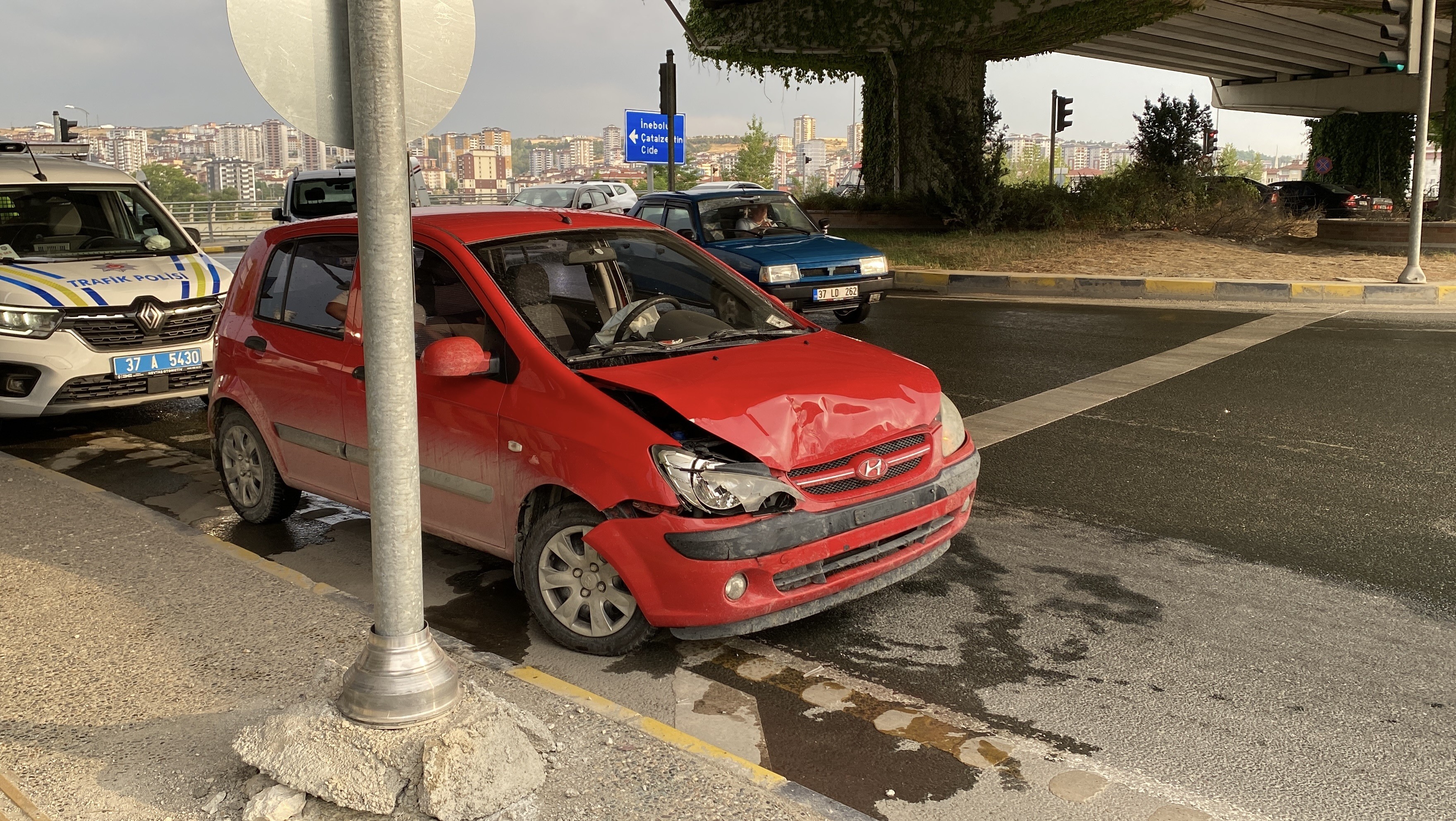 Kastamonu’da Üç Araç Birbirine Girdi 5 Yaralı (5)