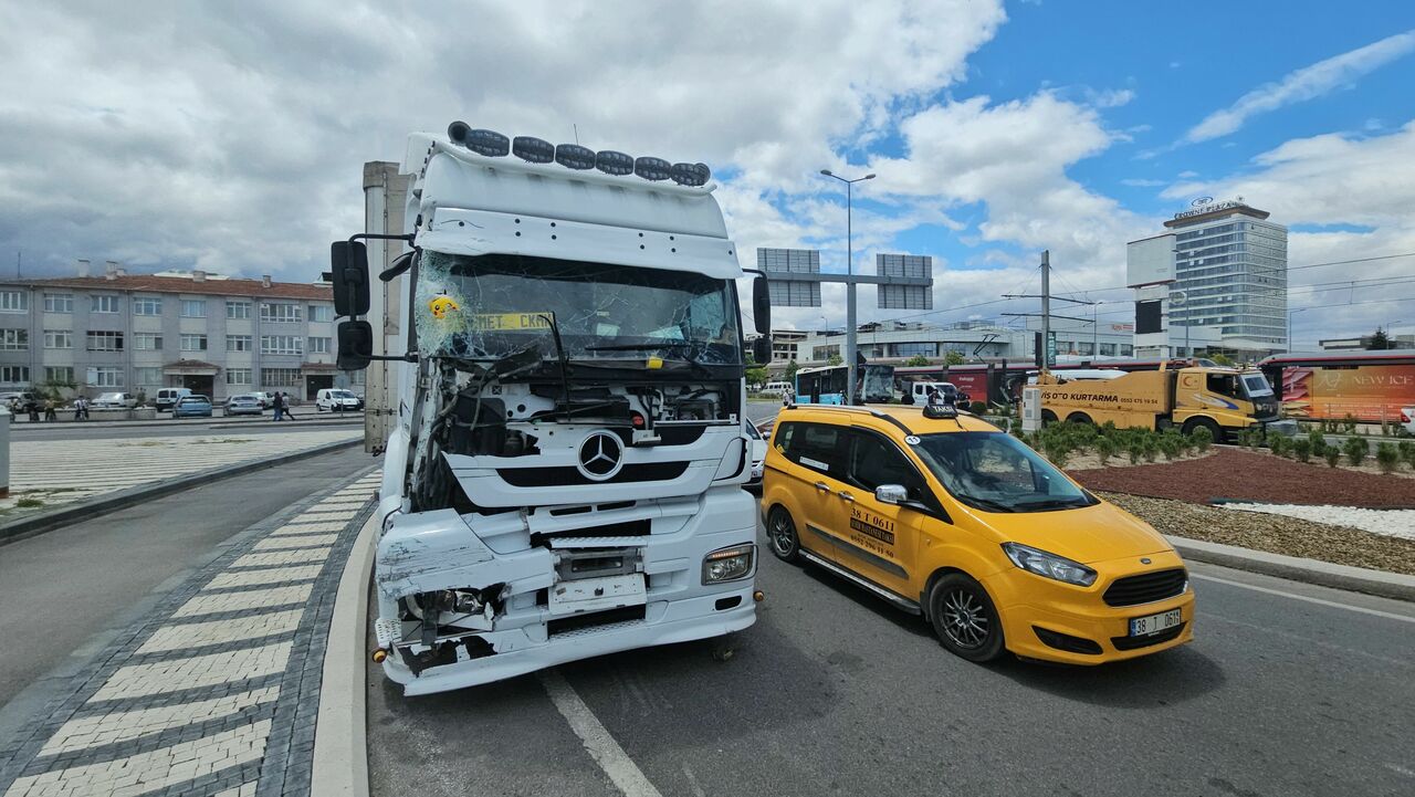 Kayseri’de Tır, Halk Otobüsü Ve Otomobile Çarptı 8 Yaralı (2)