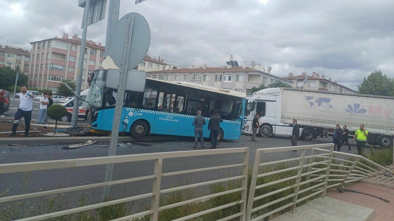 Kayseri’de Tır, Halk Otobüsü Ve Otomobile Çarptı 8 Yaralı (3)