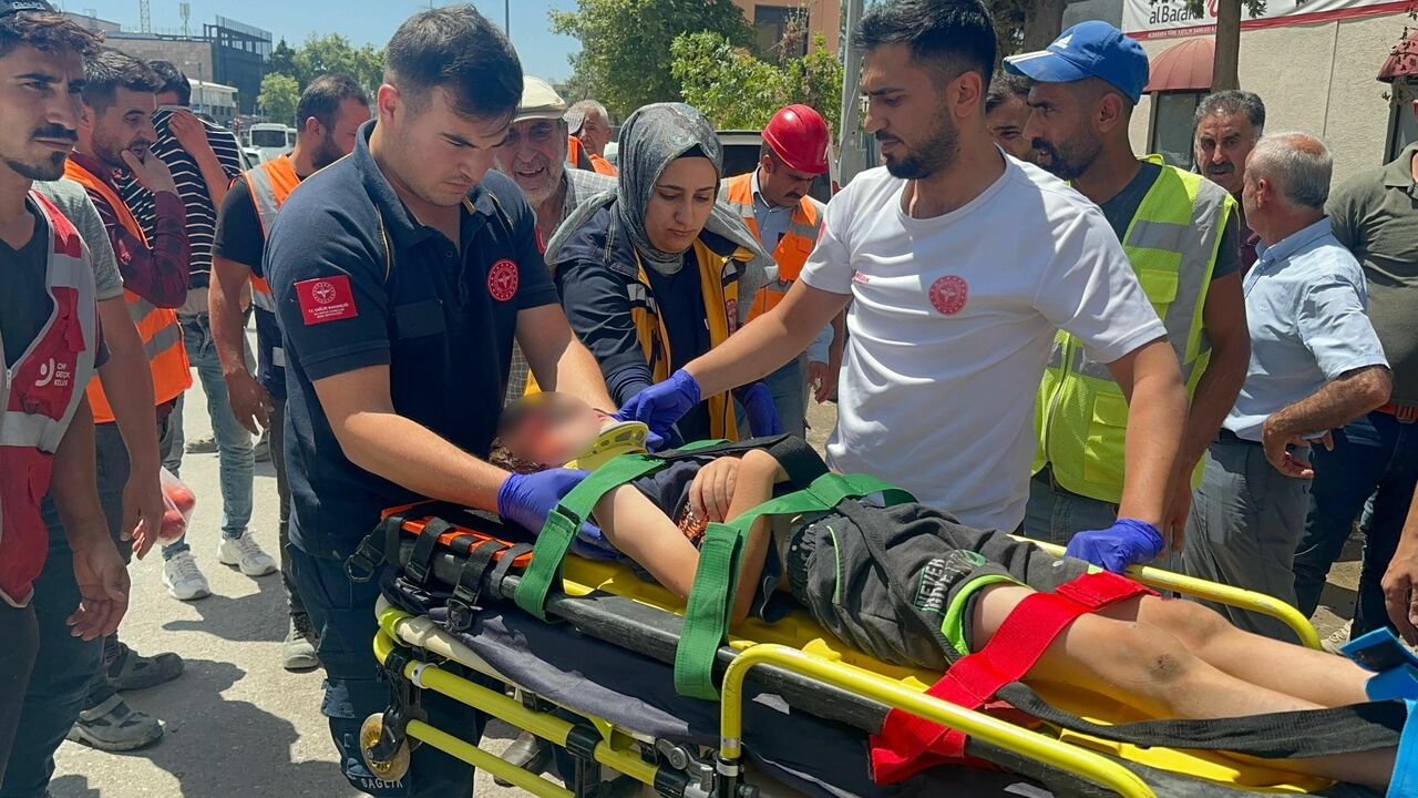 Kaza Yerinde Inşaat Işçilerinden Örnek Davranış (2)