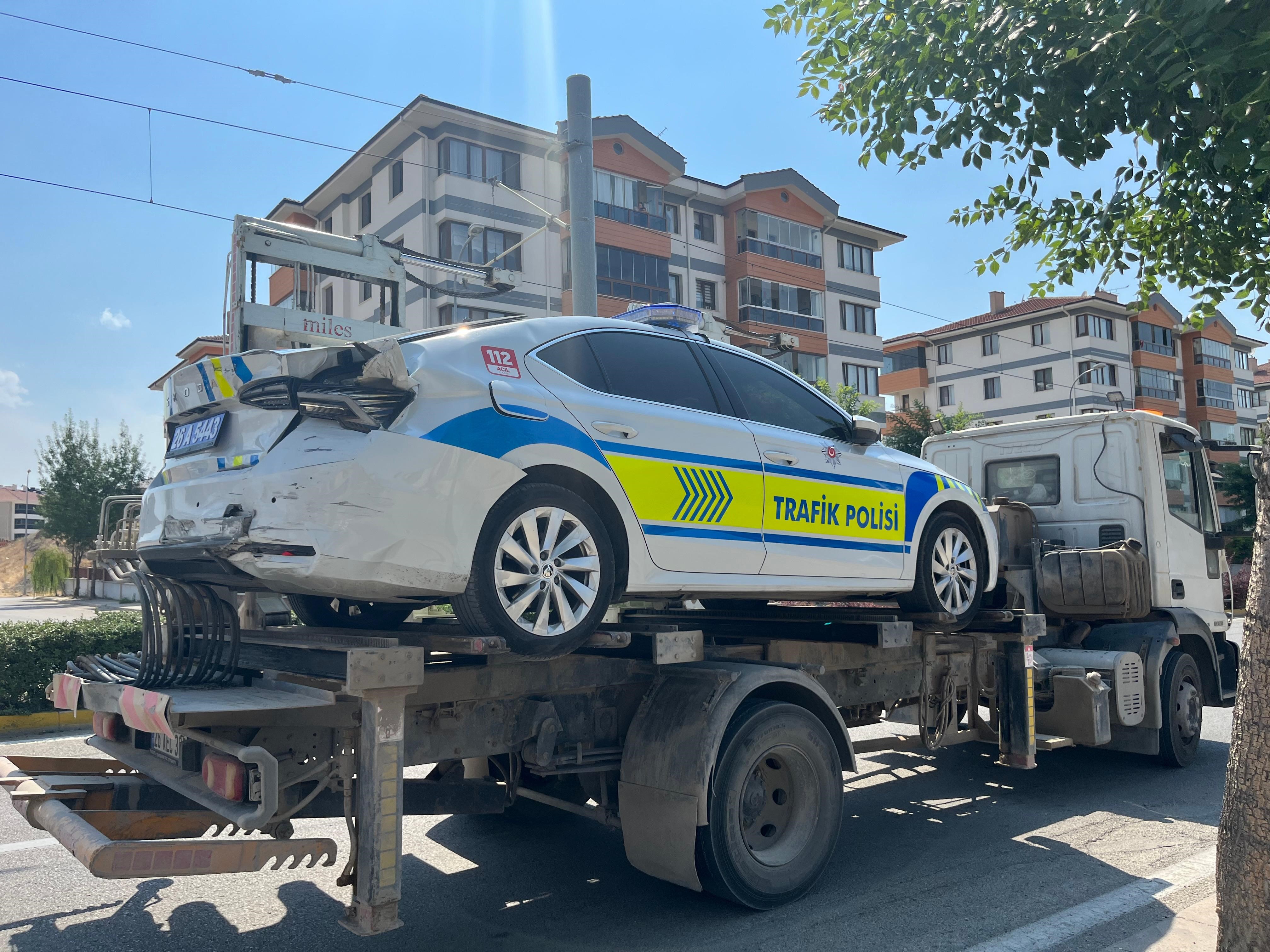 Kazayı Inceleyen Polisin Aracına Kontrolden Çıkan Otomobil Çarptı 1'I Polis 3 Yaralı (2)