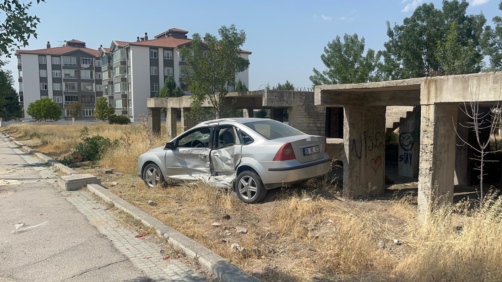 Kazayı Inceleyen Polisin Aracına Kontrolden Çıkan Otomobil Çarptı 1'I Polis 3 Yaralı