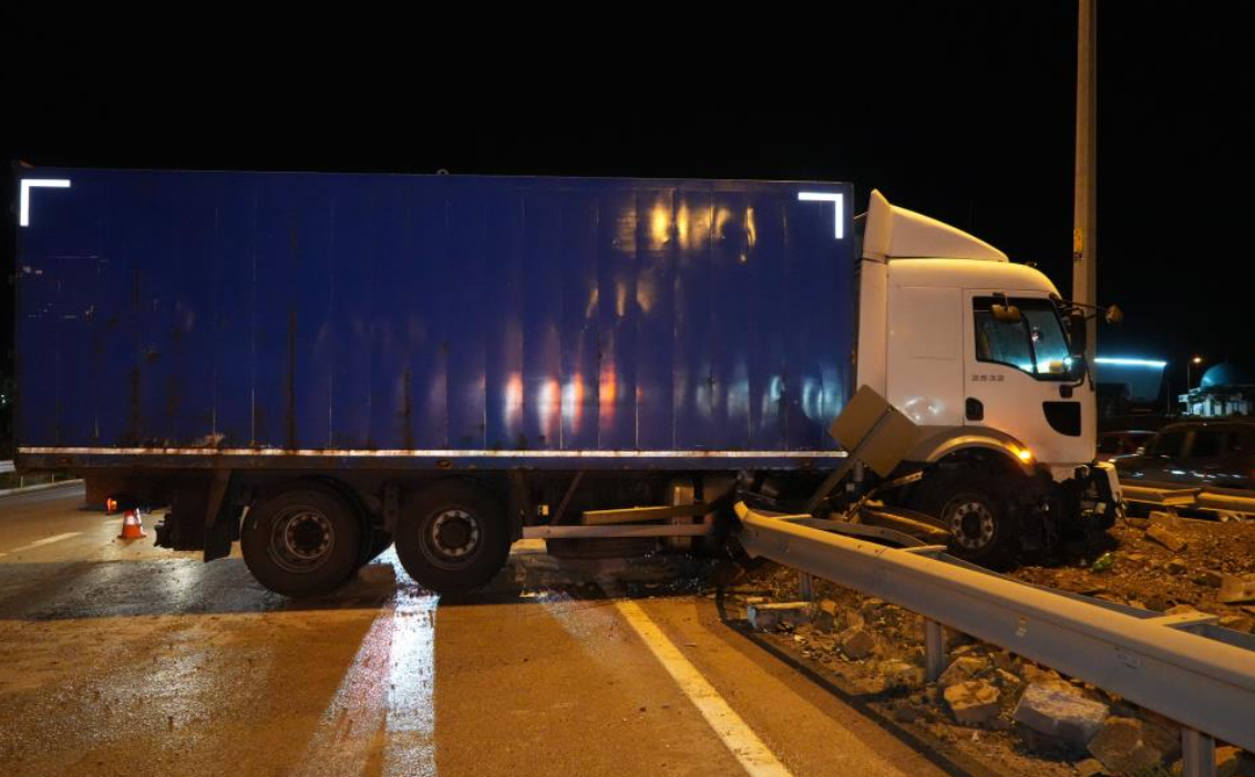 Kontrolden Çıkan Kamyon Refüje Çıktı (1)