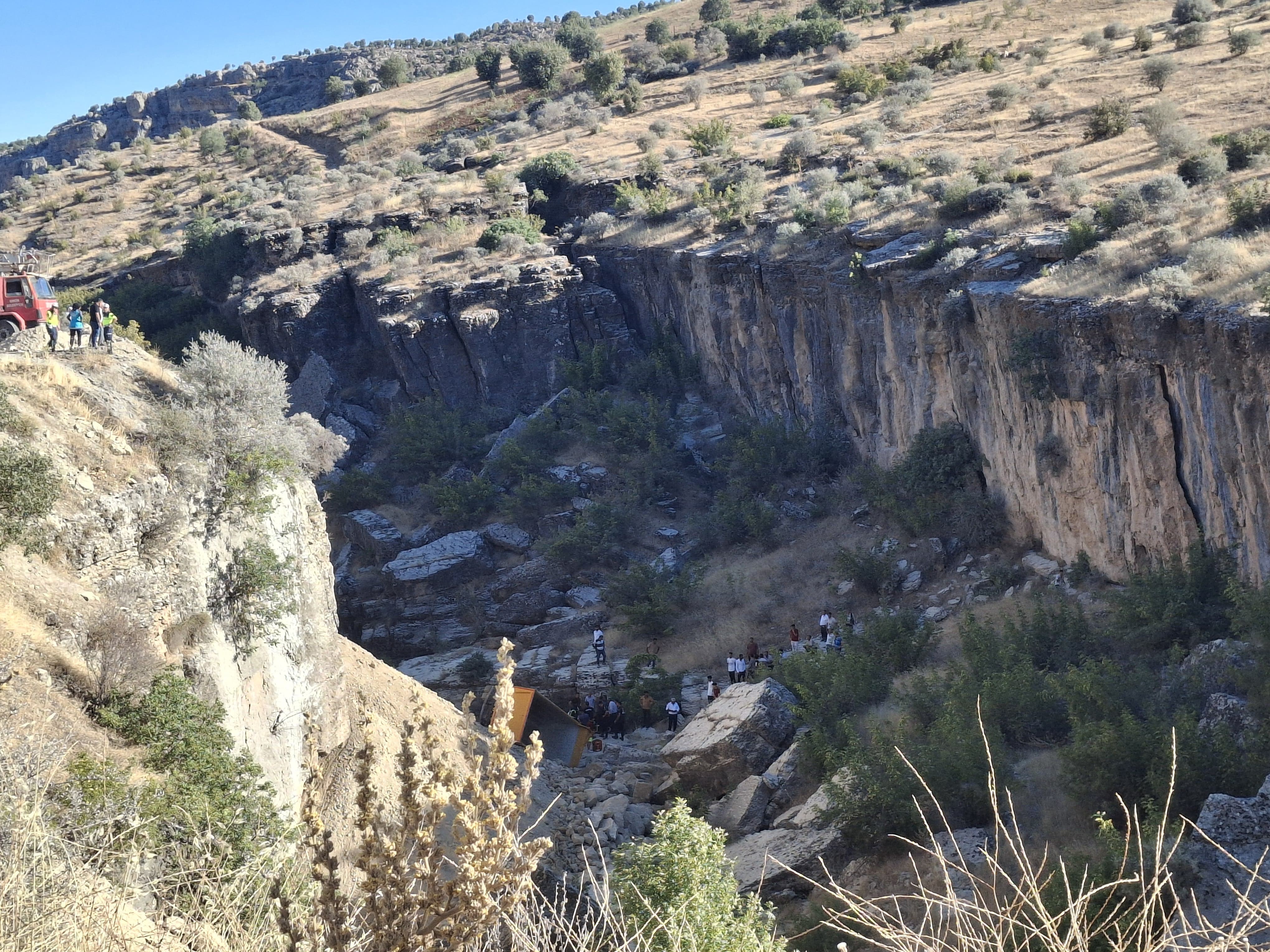Kontrolden Çıkan Kamyon Uçuruma Düştü 1 Ölü (1)