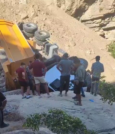 Kontrolden Çıkan Kamyon Uçuruma Düştü 1 Ölü (4)
