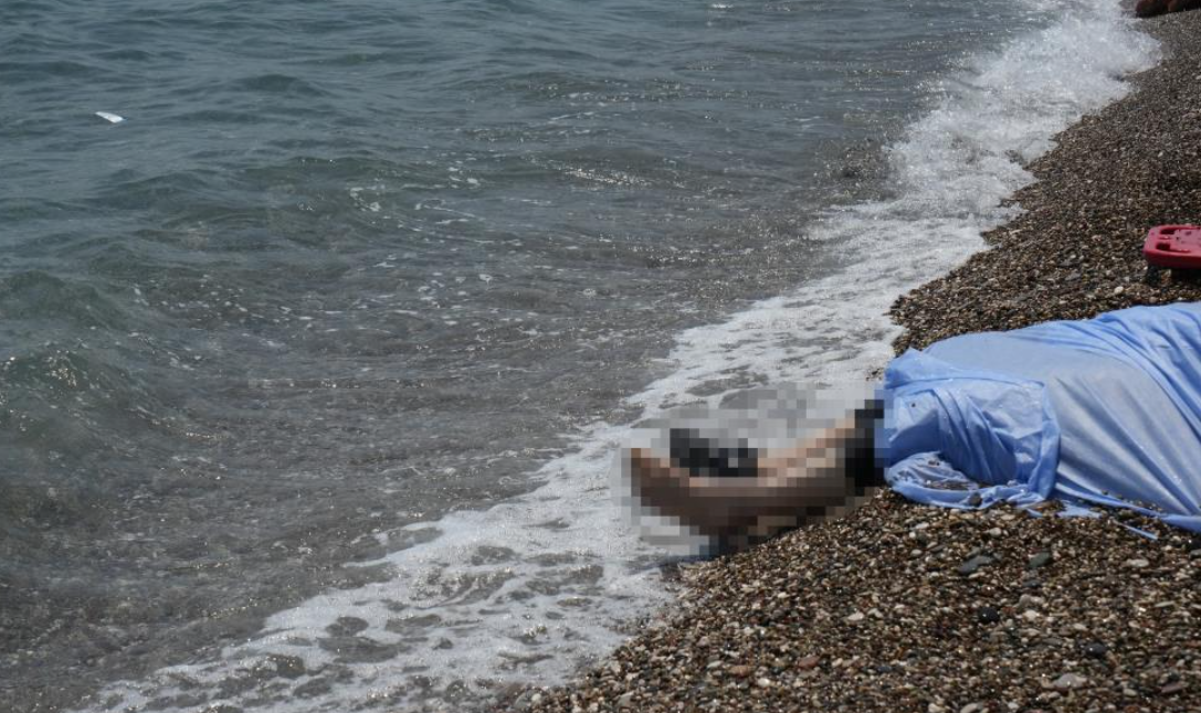 Konyaaltı Sahili'nde Vücudunda Kesikler Bulunan Erkek Cesedi Bulundu! (1)