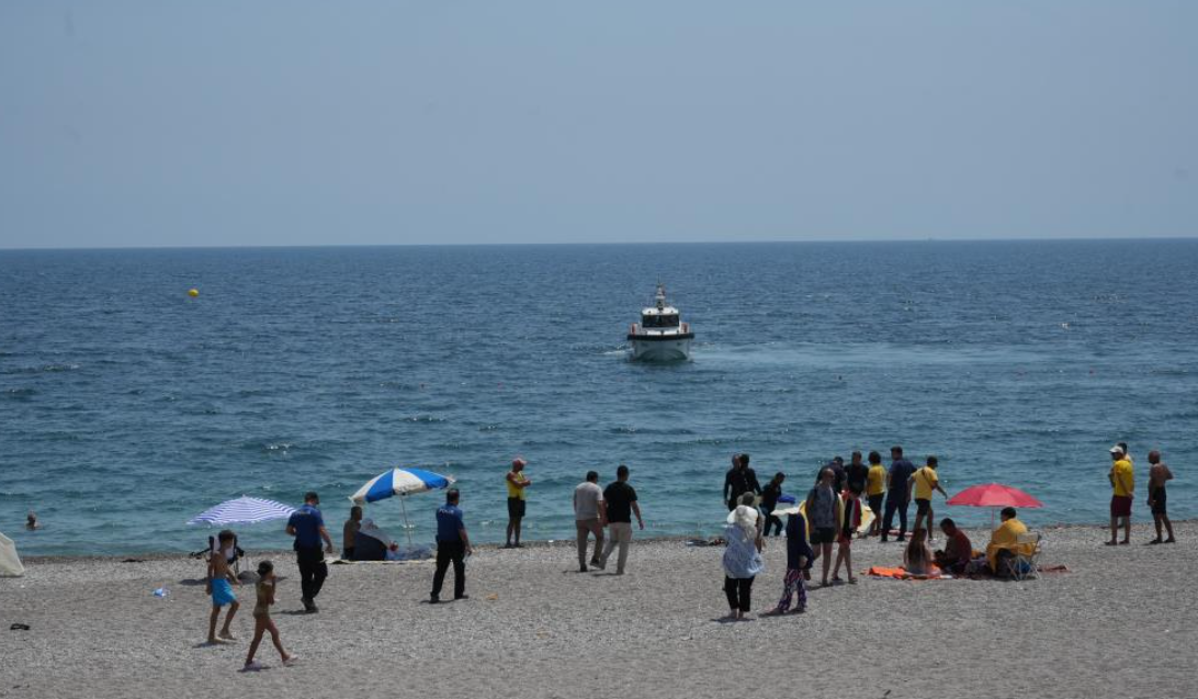 Konyaaltı Sahili'nde Vücudunda Kesikler Bulunan Erkek Cesedi Bulundu! (3)