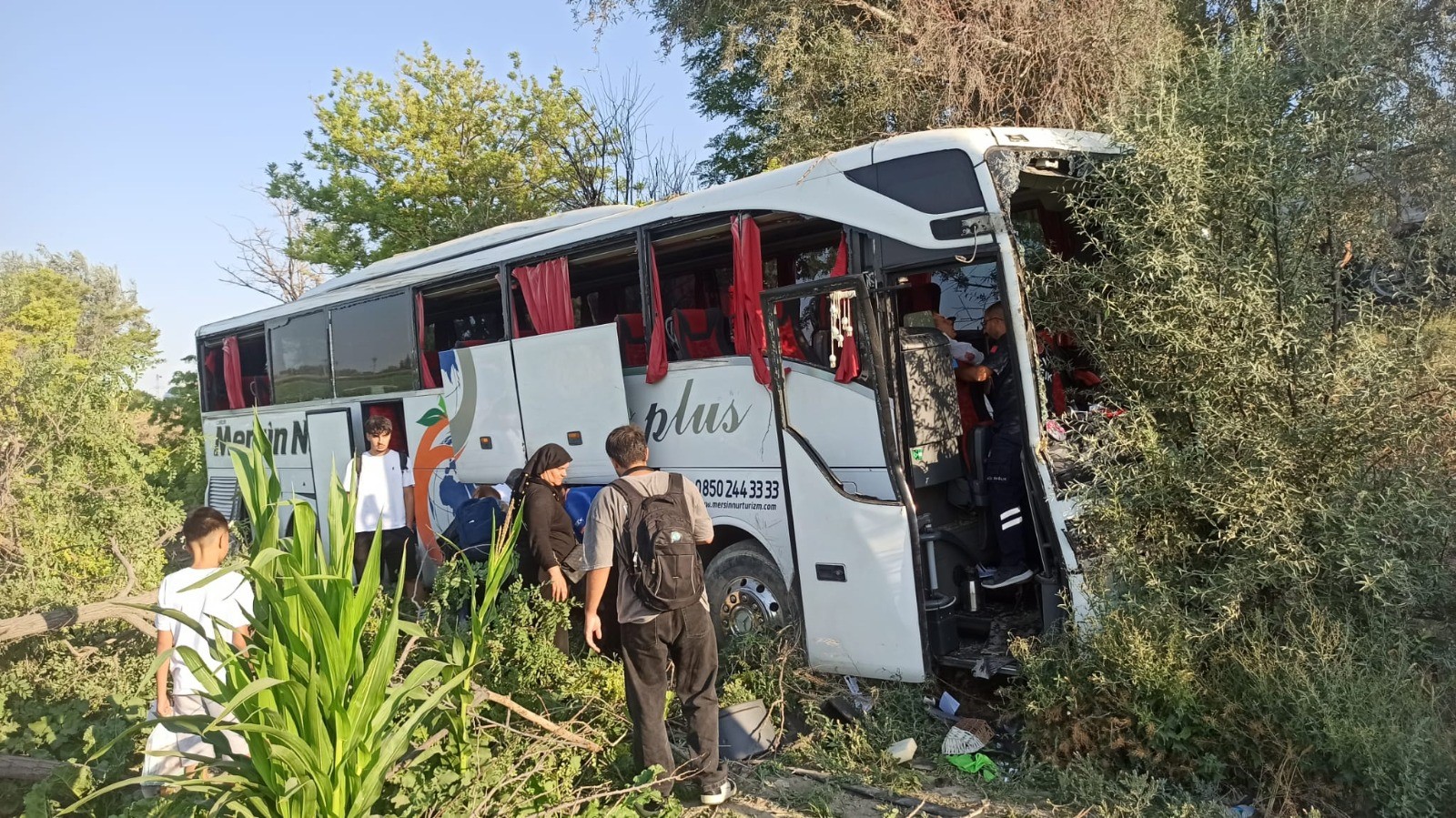 Konya’da Yolcu Otobüsü Yoldan Çıkarak Ağaçlara Çarptı (3)