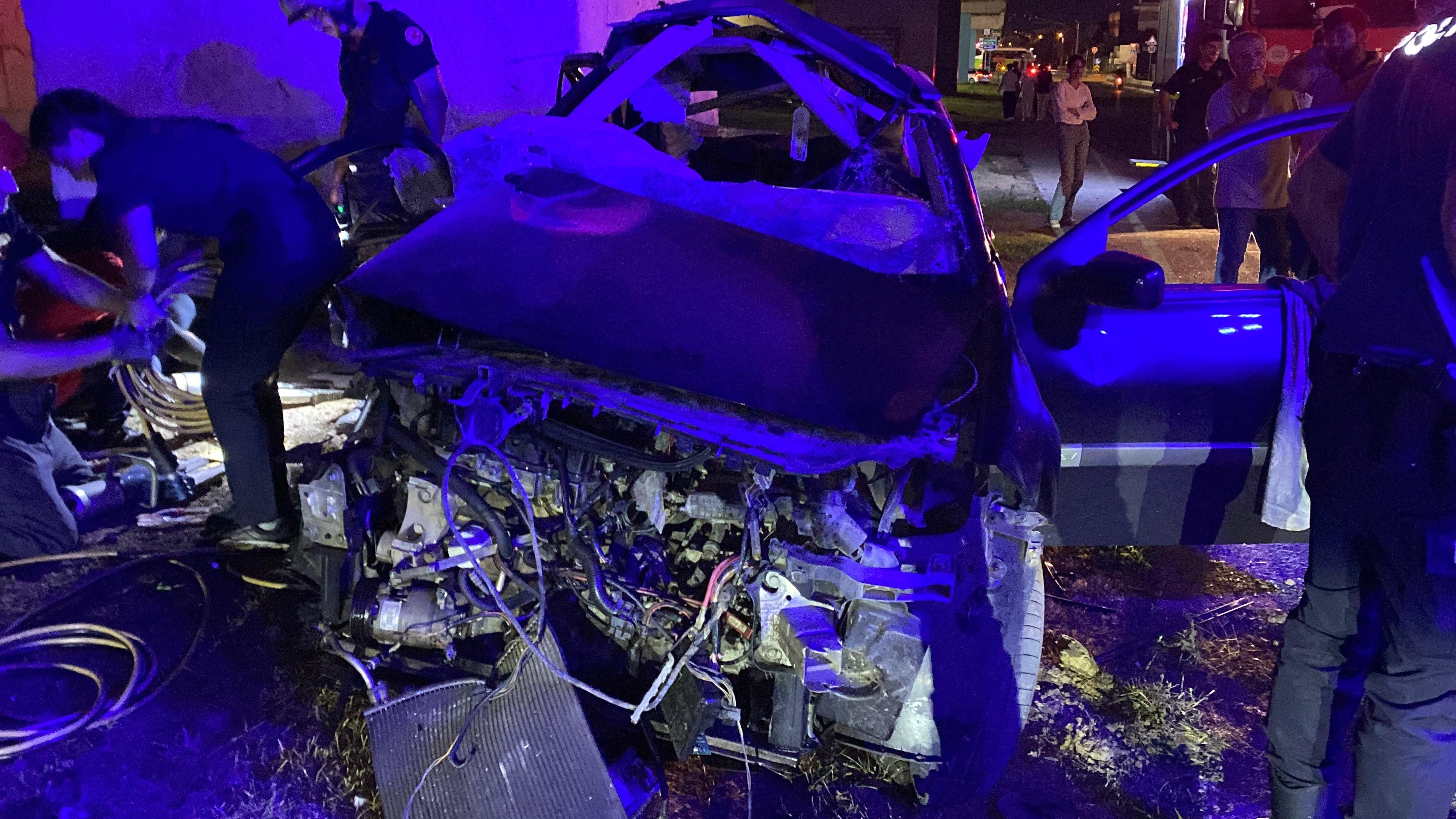 Köprü Ayağına Çarpan Otomobil Hurdaya Döndü 2 Ağır Yaralı (1)