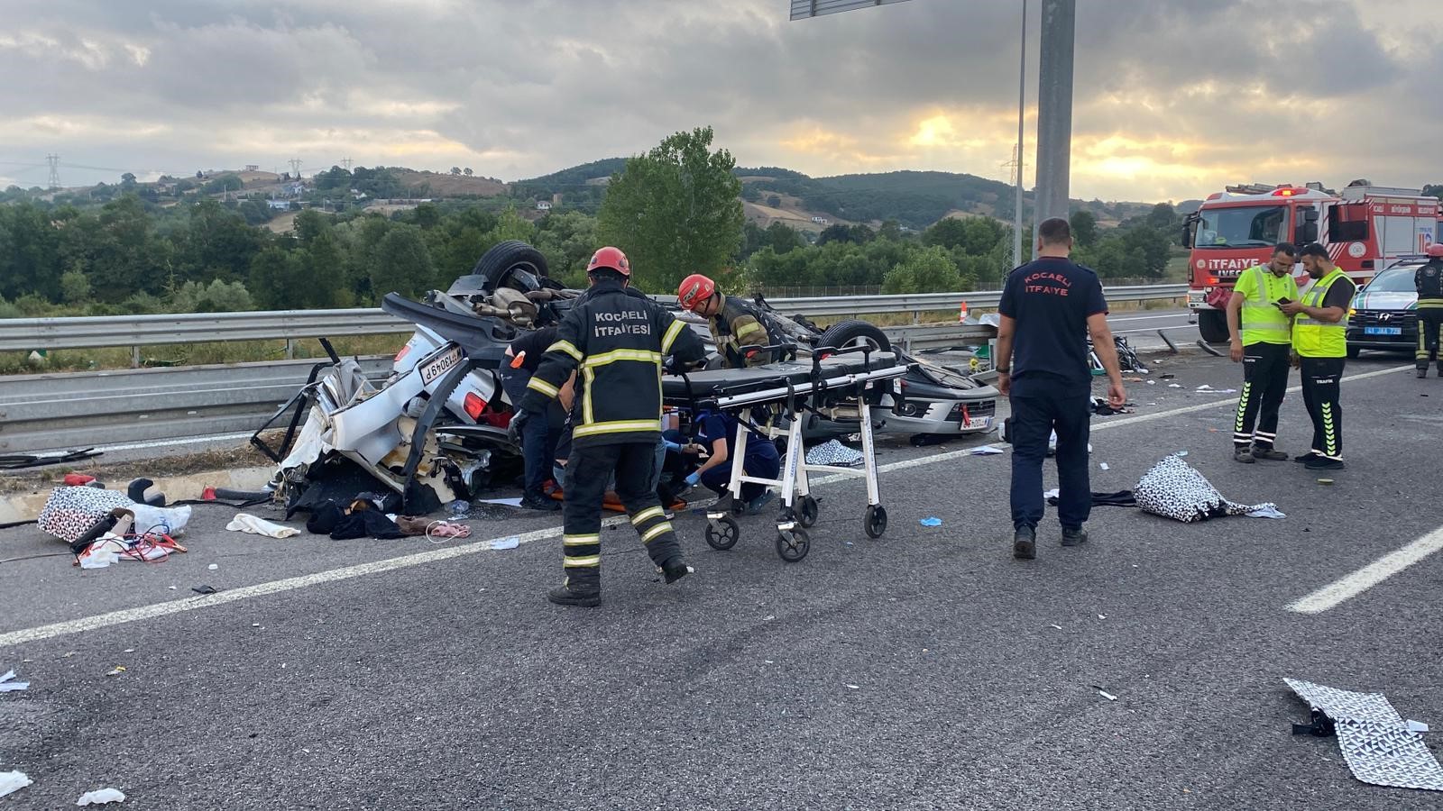 Kuzey Marmara'da Otomobil Yön Tabelasına Çarptı 1 Ölü, 4 Yaralı (2)
