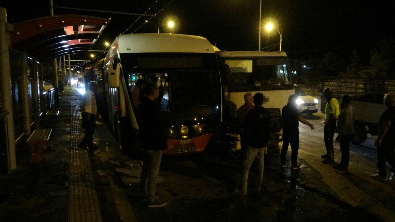 Malatya'da Beton Mikseri Trambüse Çarptı 4 Yaralı (3)