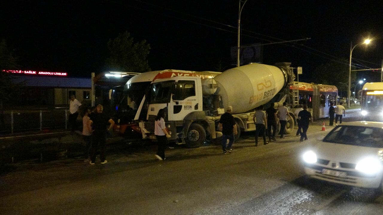 Malatya'da Beton Mikseri Trambüse Çarptı 4 Yaralı (5)