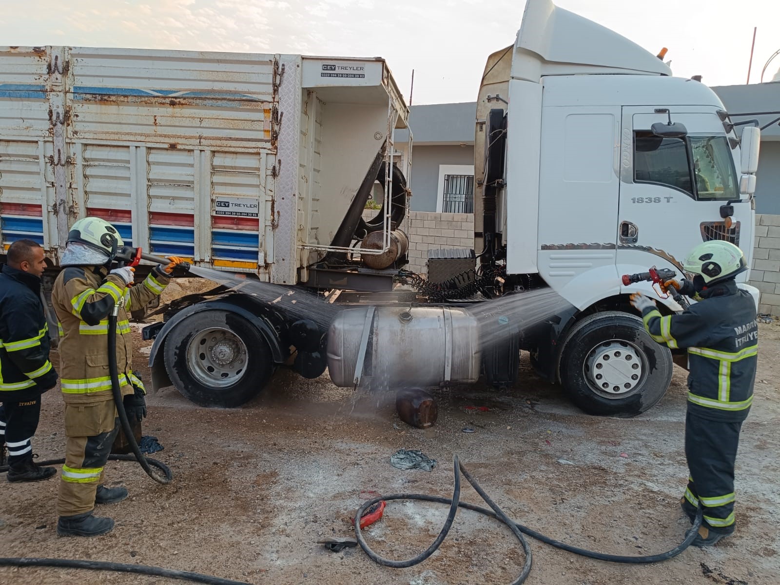 Mardin'de Tırın Yakıt Deposunda Patlama 7 Yaralı (1)