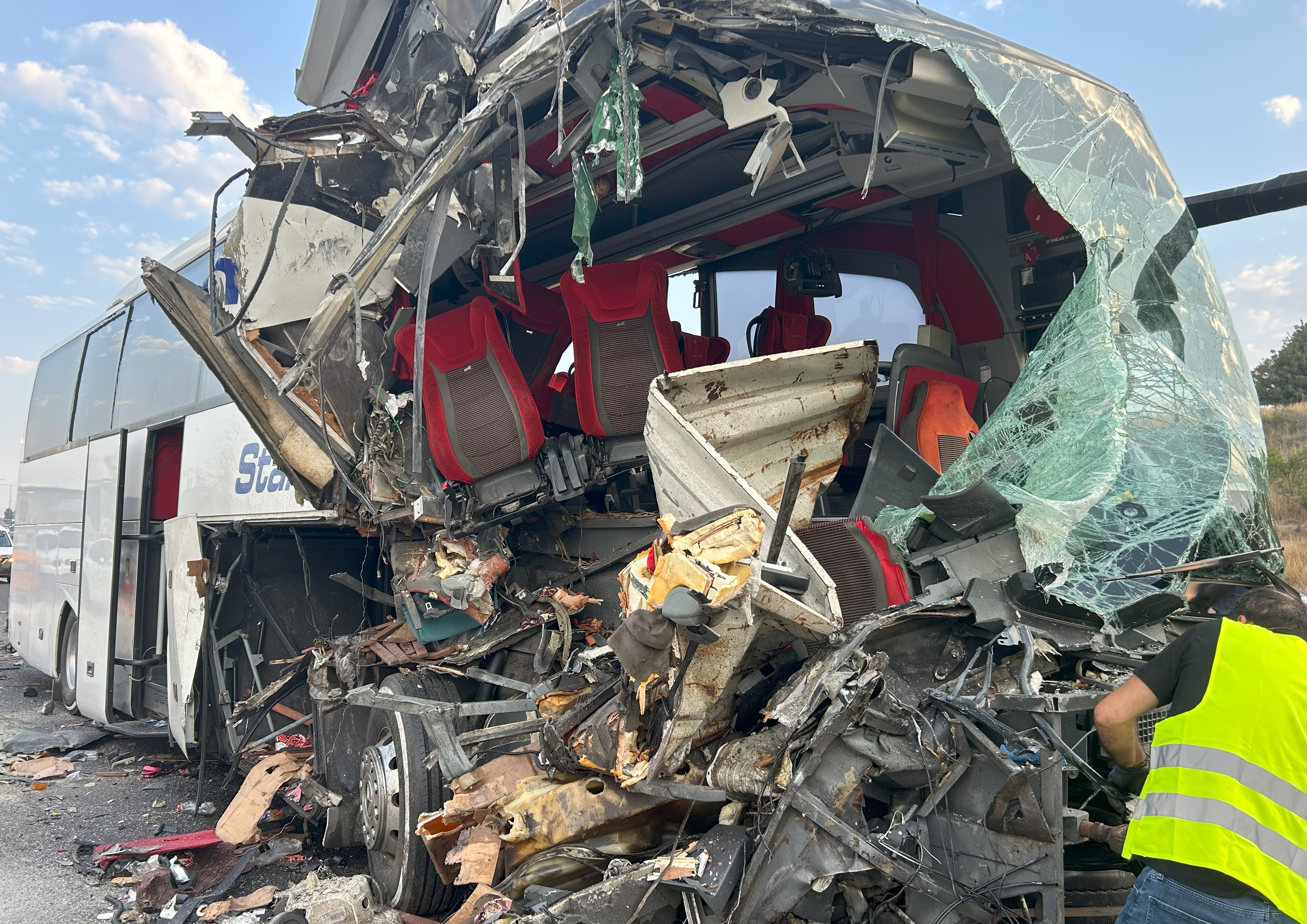 Mersin'de Otobüs Tıra Çarptı 9 Yaralı (2)