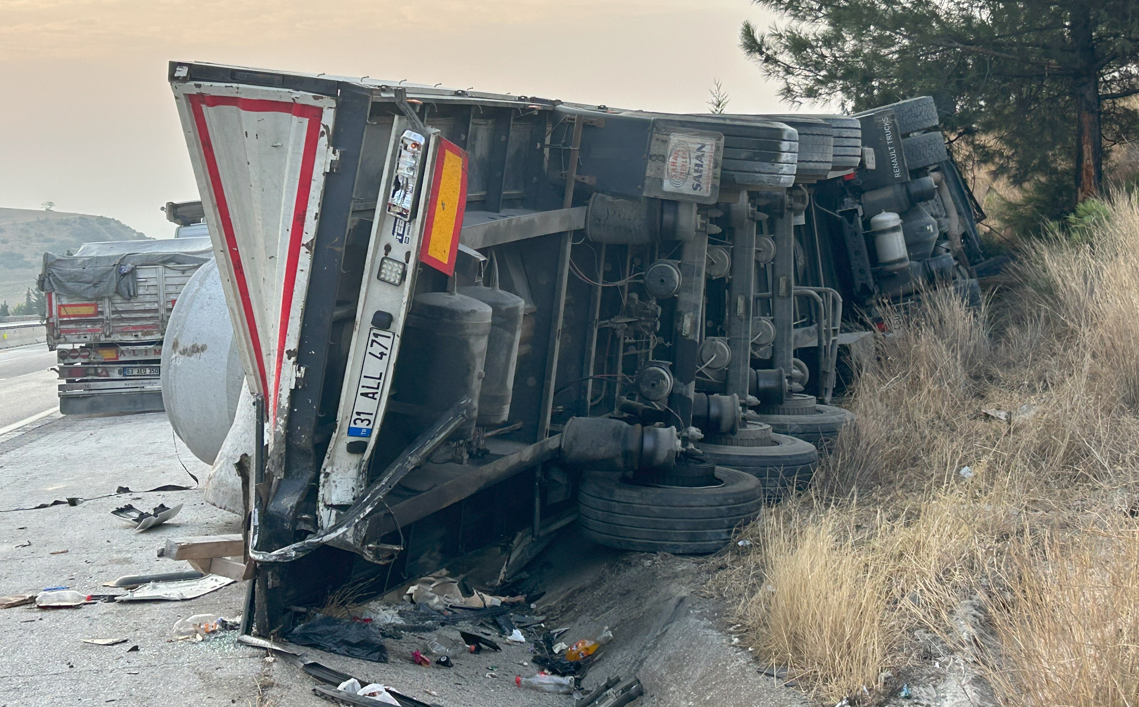 Mersin'de Otobüs Tıra Çarptı 9 Yaralı (3)