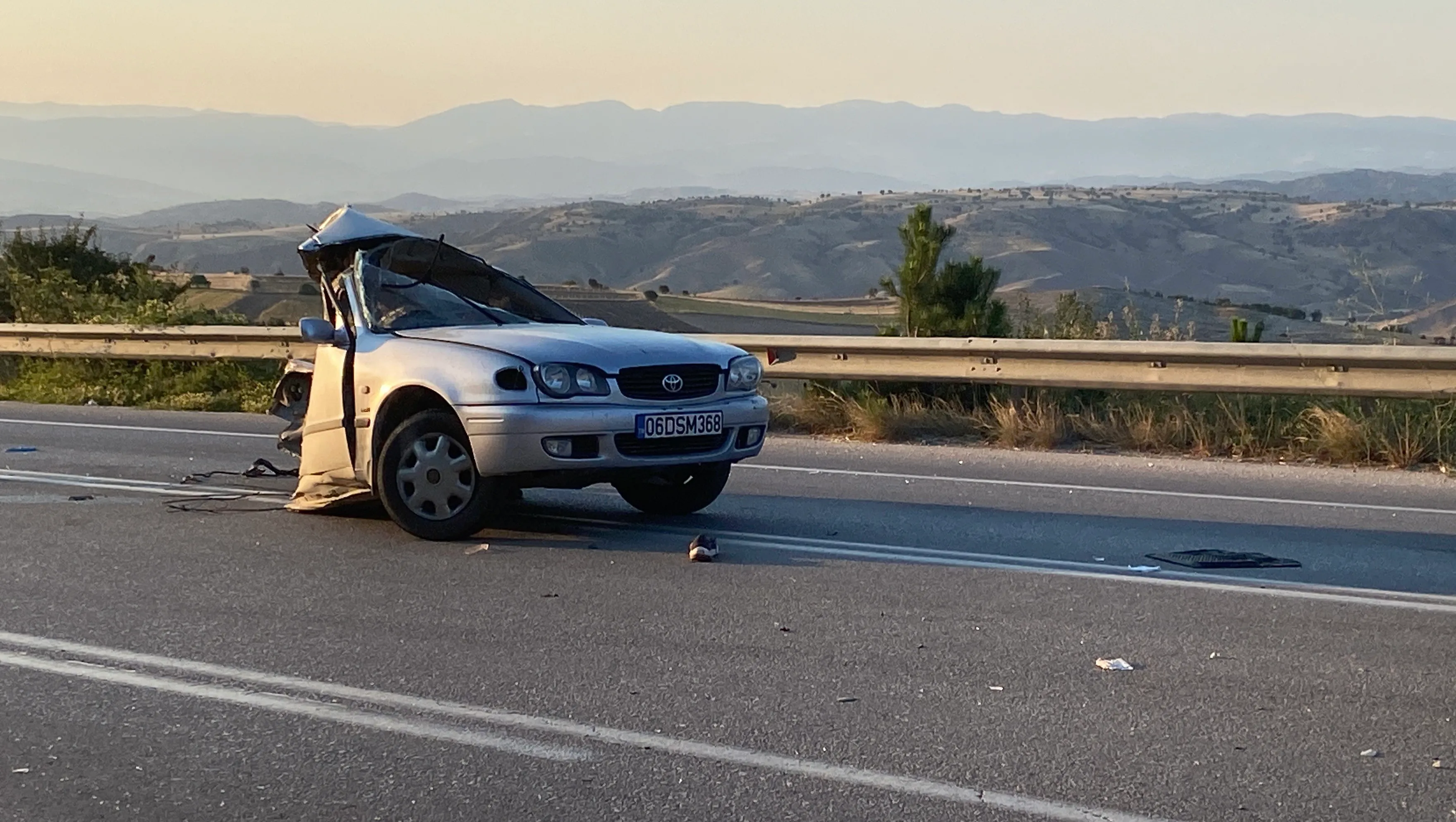 Minibüsle Çarpışan Otomobil Ikiye Bölündü (1)