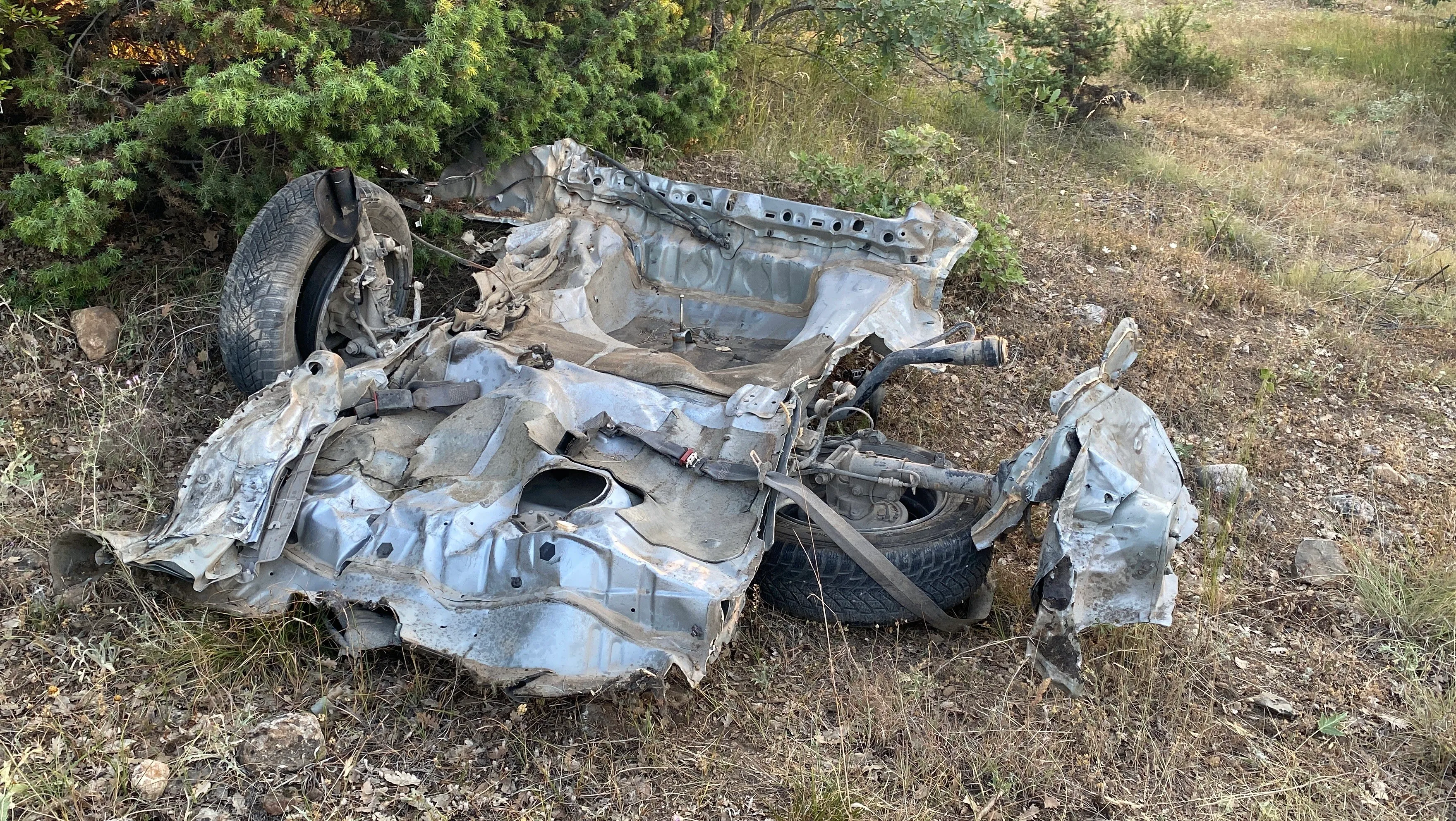 Minibüsle Çarpışan Otomobil Ikiye Bölündü (4)