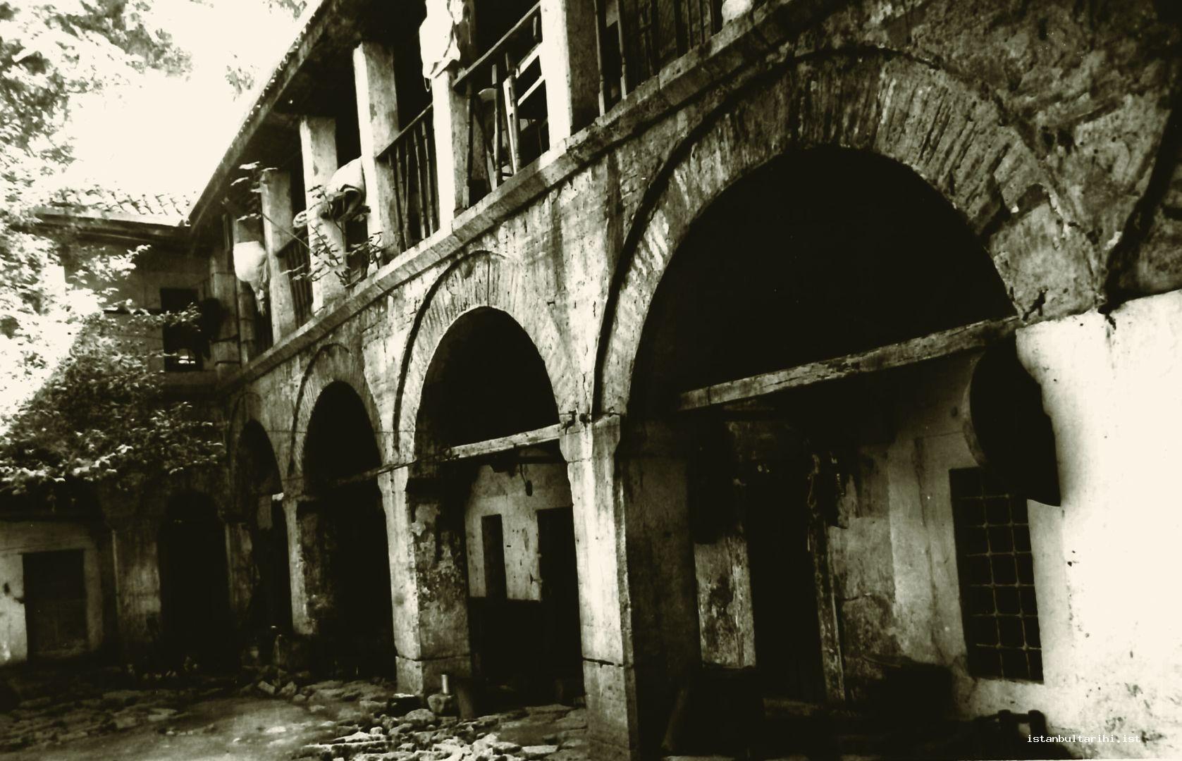 Miskinler Tekkesi'ni Duydunuz Mu Romanı Bile Var!Gencgazete (26)