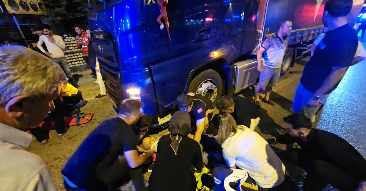 Orhangazi’de Motosiklet Park Halindeki Tıra Çarptı 2 Kişi Yaralandı (1)