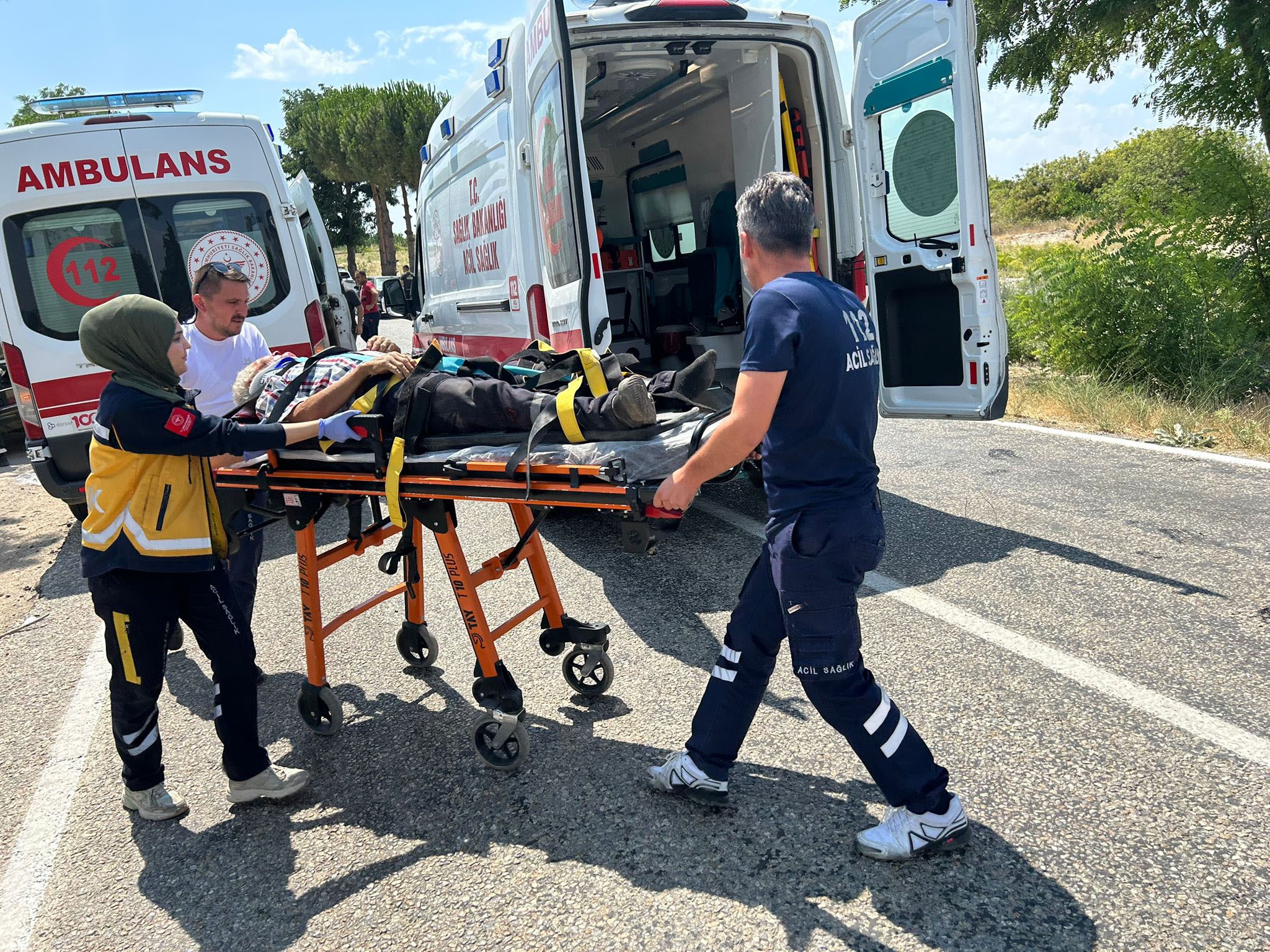 Otomobil Ağaca Çarptı 1 Ölü 4 Yaralı (1)