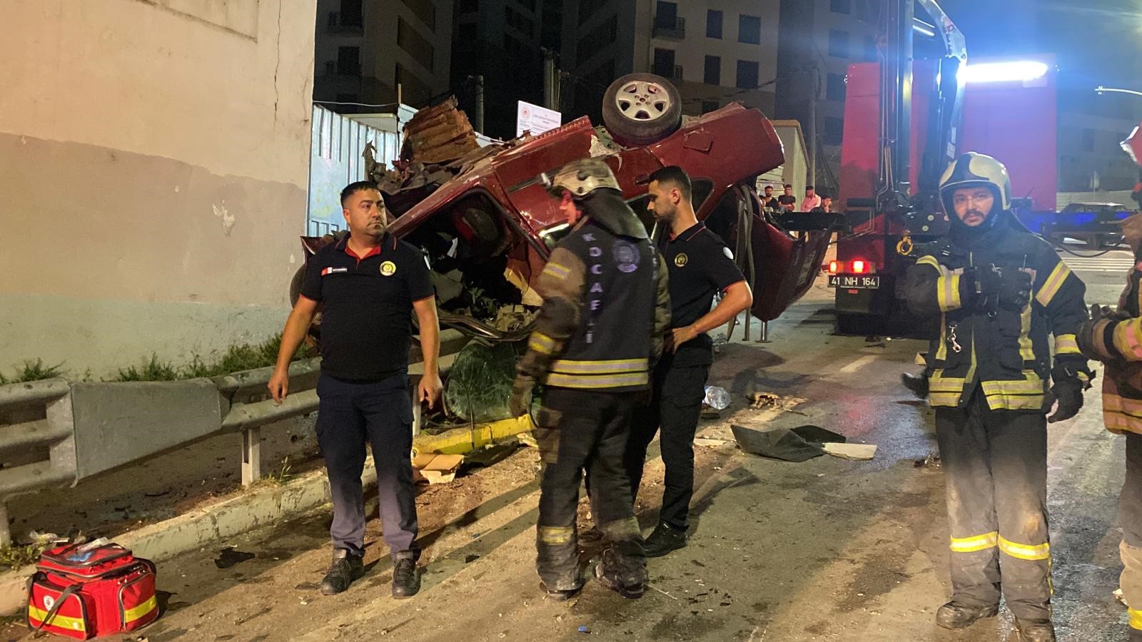 Otomobil, Çarptığı Bariyerde Asılı Kaldı 2 Ölü (5)