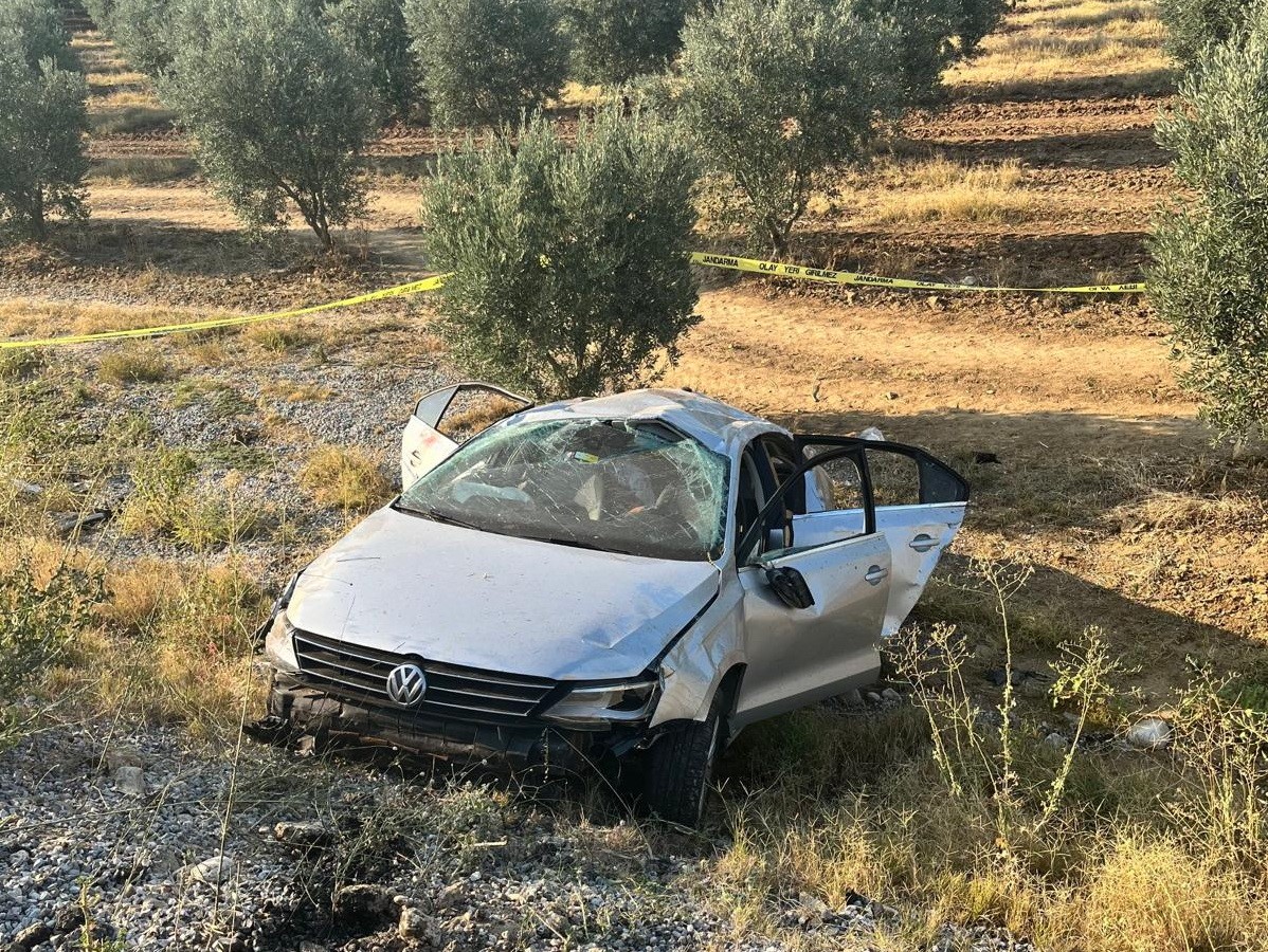 Otomobil Zeytin Bahçesine Uçtu Baba Öldü, Eşi Ve Çocukları Yaralandı (2)