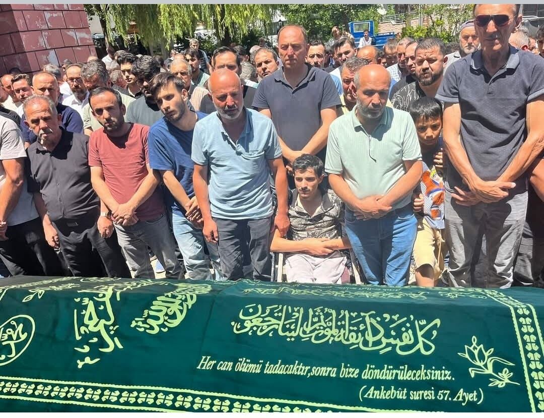 Otomobilden Fırladı, Kamyonun Altında Kaldı (1)