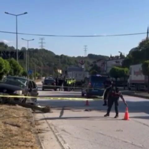 Otomobilden Fırladı, Kamyonun Altında Kaldı (2)