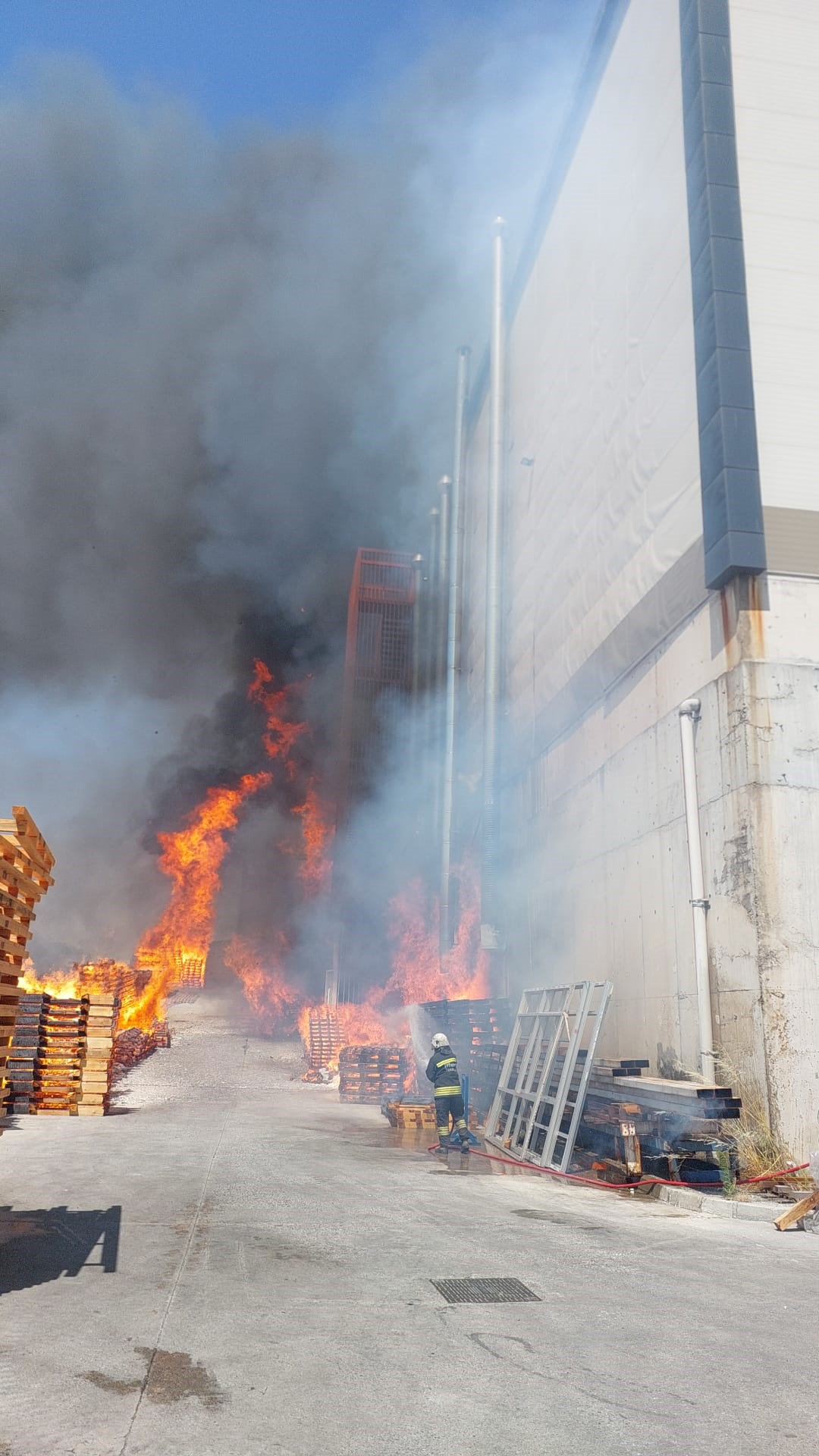 Palet Yangını Fabrikaya Sıçradı 4 Işçi Dumandan Etkilendi (1)