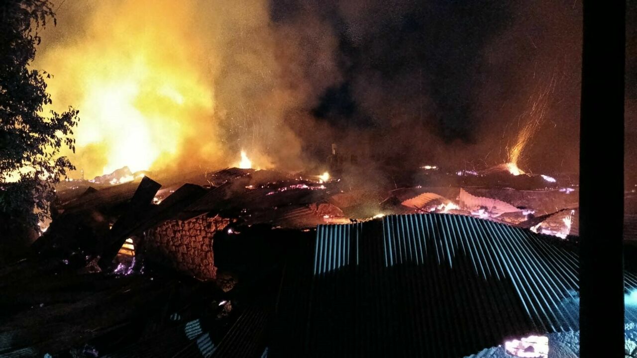 Pazaryolu'nda 5 Ev, 2 Ahır Ve 2 Samanlık Yandı (2)