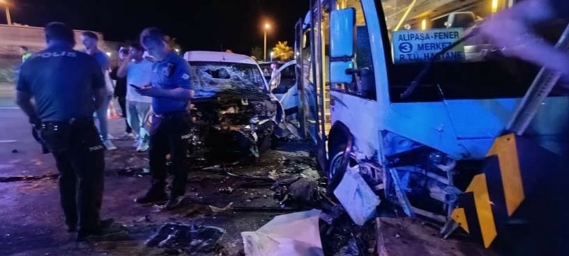 Rize'de Minibüs Ile Hafif Ticari Araç Çarpıştı 10 Yaralı (1)