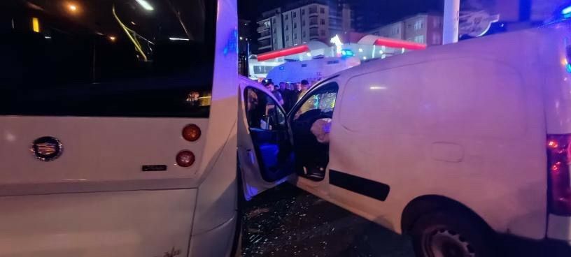 Rize'de Minibüs Ile Hafif Ticari Araç Çarpıştı 10 Yaralı (2)