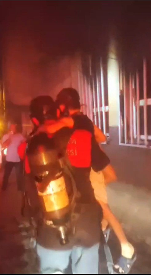 Şanlıurfa'da Korkutan Yangın 3 Kişi Hastanelik Oldu (1)