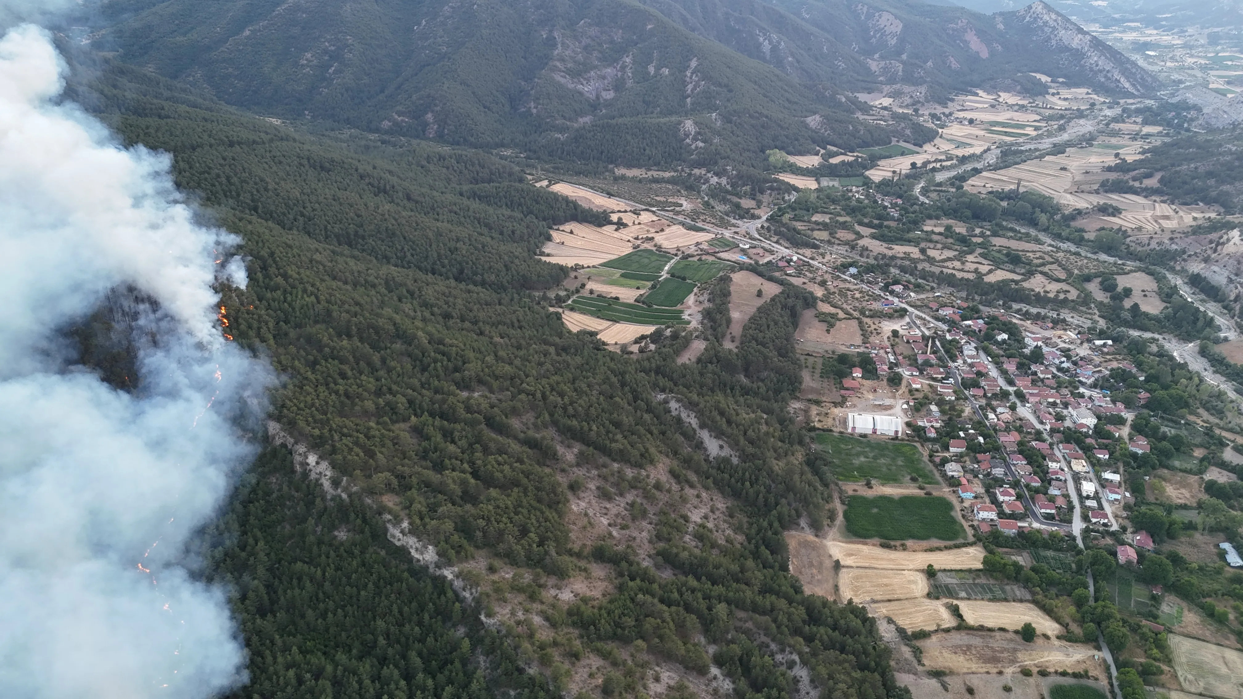 Söndürülen Yangın Yeniden Alevlendi, 95 Ev Tahliye Edildi (3)