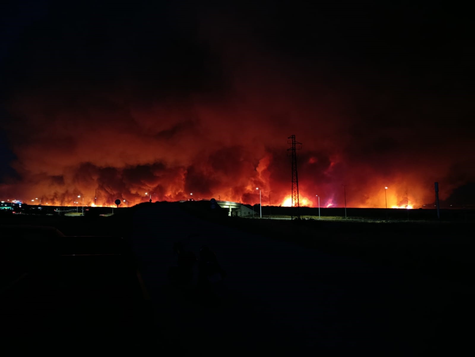 Tekirdağ'da Orman Yangını Geceyi Gündüze Çevirdi (1)