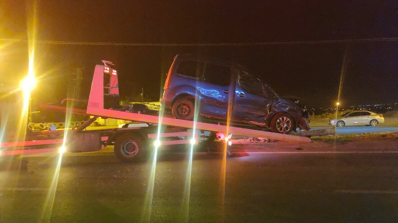 Van'da Kamyonet, Aydınlatma Direğine Çarptı 3 Yaralı (2)